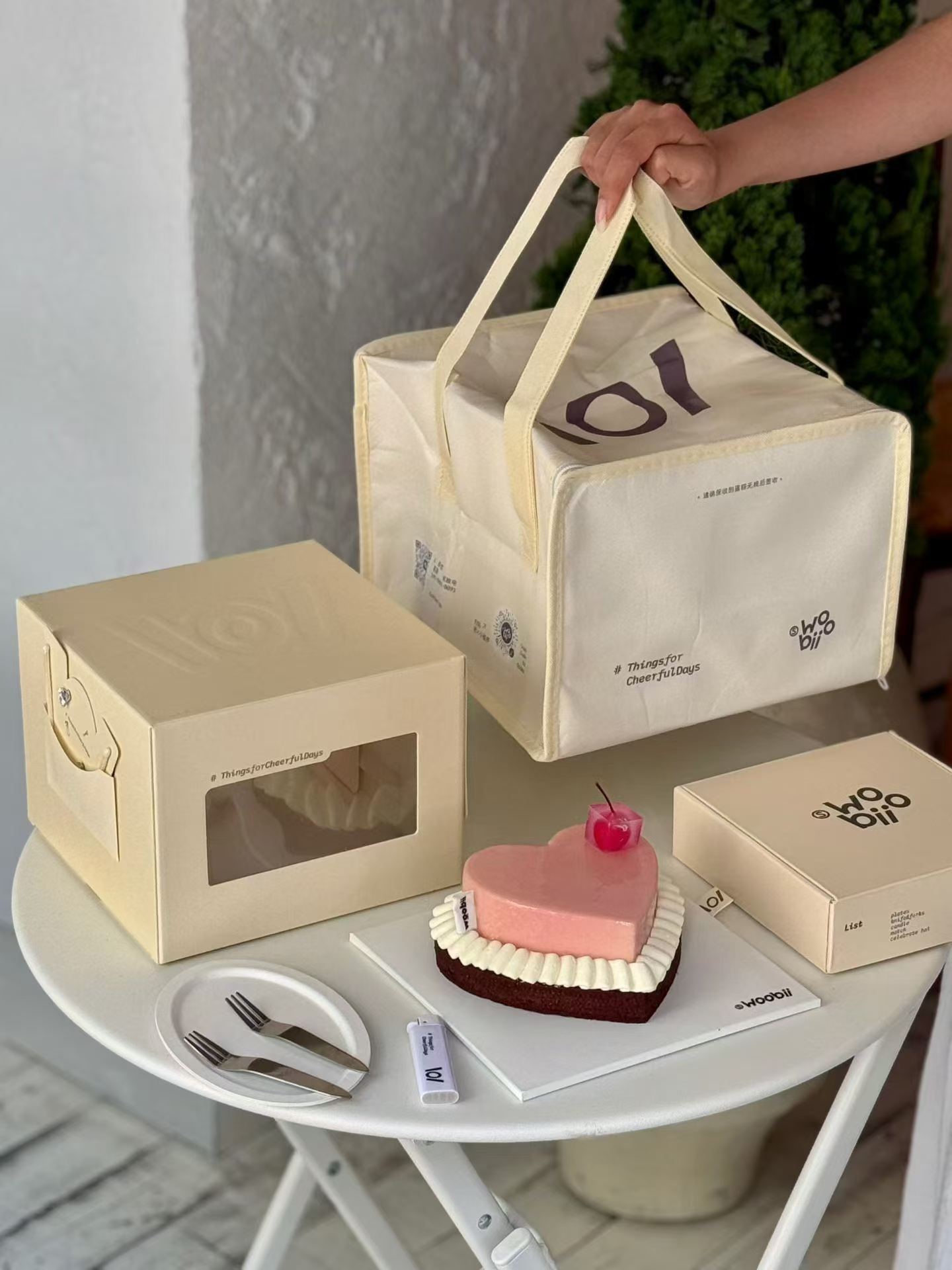Reference photo showing branded bakery and cafe packaging formats.